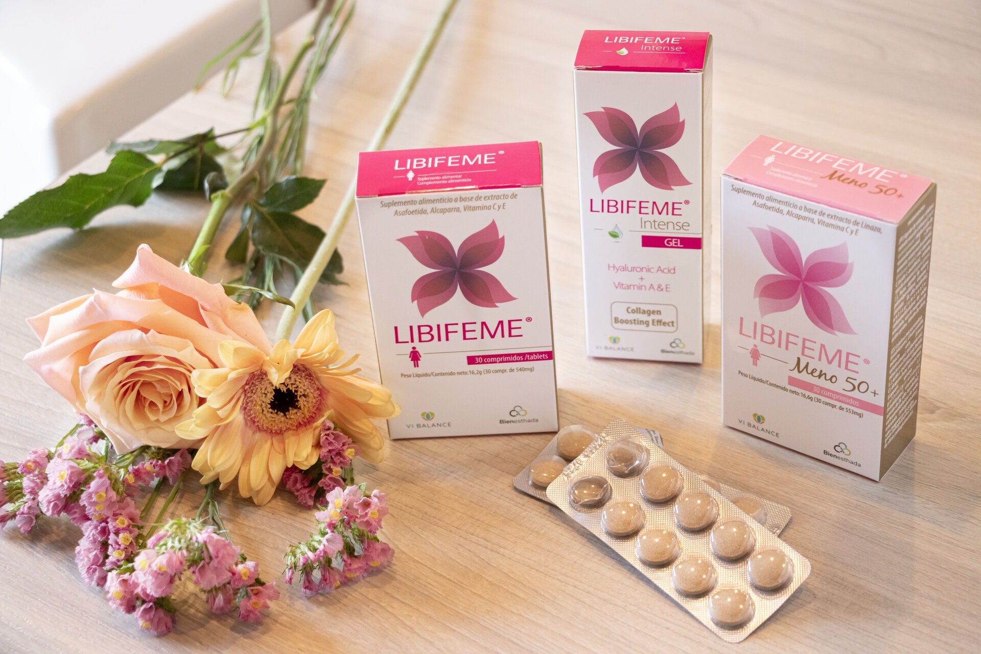 Productos LIBIFEME en un counter con flores